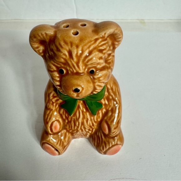 Vintage single teddy bear salt shaker. Approx 2.5”H x 1.5”L. Adorable bear - Picture 1 of 10